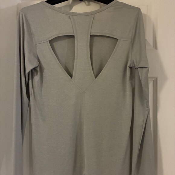 NWOT Ladies Grey Medium Reebok long sleeve Athletic top with slightly open back. - Picture 2 of 2